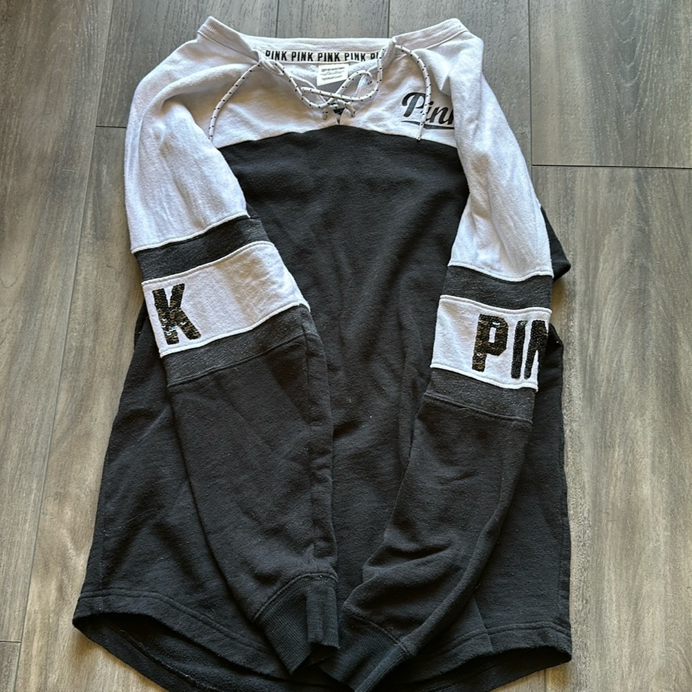 Pink brand long sleeve shirt with string in V of neck